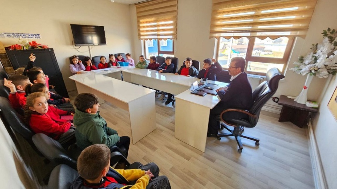 Mehmet Öğretmenimizden Yerel Yönetimler Hakkında Belediye Başkanını Ziyaret Ettileri